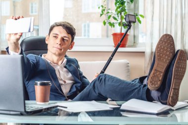 Blogger adam işadamı ofiste vlog video kaydı. Kavramı sosyal pazarlama ve online iş eğitimi