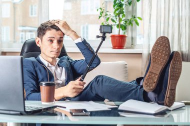 Blogger adam işadamı ofiste vlog video kaydı. Kavramı sosyal pazarlama ve online iş eğitimi