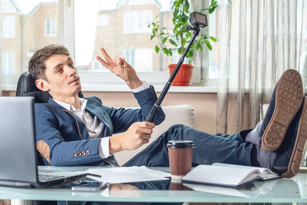 Blogger adam işadamı ofiste vlog video kaydı. Sosyal pazarlama ve iş eğitimi kavramı