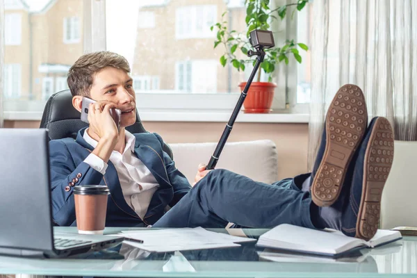 Blogger adam işadamı ofiste vlog video kaydı. Sosyal pazarlama ve iş eğitimi kavramı