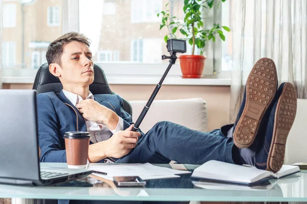 Blogger adam işadamı ofiste vlog video kaydı. Kavramı sosyal pazarlama ve online iş eğitimi