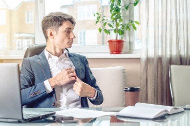 Ofiste işyerinde iş adamı resmi oturan cebinde farkedilmeden rüşvet gizler. Yolsuzluk ve rüşvet kavramı