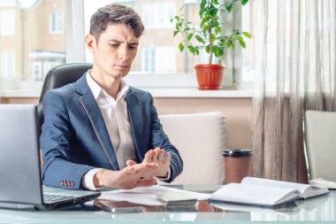 İşyerinde ofiste oturan resmi işadamı rüşvet reddediyor. Yolsuzluk ve rüşvet kavramı