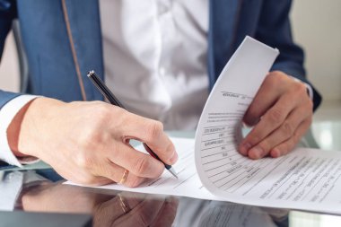 Office belgelerinde imza masada oturan adam işadamı kapatın. Kayıt işlemleri ve menkul kıymetler ile iş kavramı