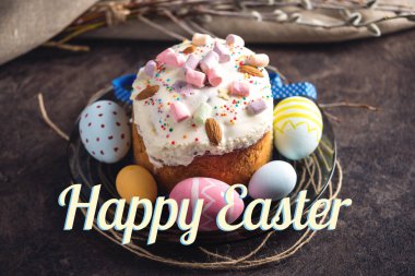 Geleneksel Paskalya kek ve renkli yumurta ve karanlık bir arka plan üzerinde rustik tarzı metin. Konsept tatil kartı