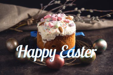 Geleneksel Paskalya kek ve renkli yumurta ve karanlık bir arka plan üzerinde rustik tarzı metin. Konsept tatil kartı