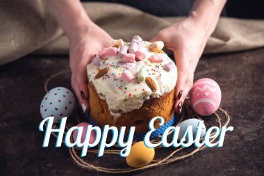 Geleneksel Paskalya kek ve renkli yumurta ve karanlık bir arka plan üzerinde metin. Konsept tatil kartı