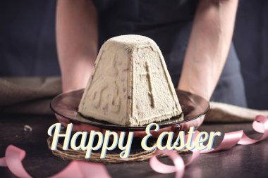 Geleneksel Paskalya kek ve renkli yumurta ve rustik tarzı metin ile bir kart. Kavram Mutlu Paskalya