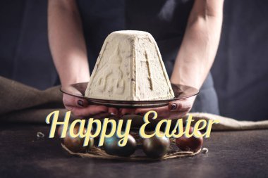 Geleneksel Paskalya kek ve renkli yumurta ve rustik tarzı metin ile bir kart. Kavram Mutlu Paskalya