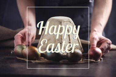 Geleneksel Paskalya kek ve renkli yumurta ve karanlık bir arka plan üzerinde metin ile bir kart. Kavram Mutlu Paskalya