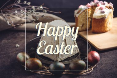 Geleneksel Paskalya kek ve renkli yumurta ve rustik tarzı metin ile bir kart. Kavram Mutlu Paskalya