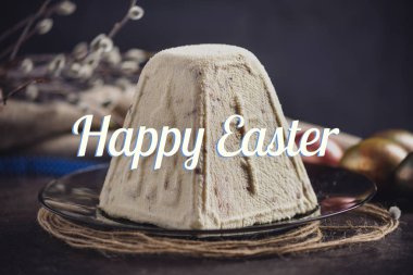 Geleneksel Paskalya kek ve renkli yumurta ve karanlık bir arka plan üzerinde metin ile bir kart. Kavram Mutlu Paskalya