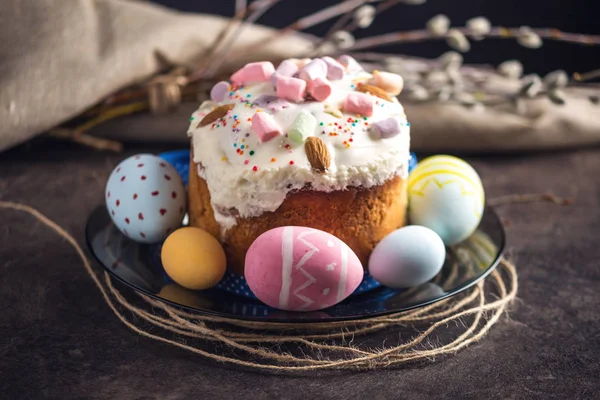 Geleneksel tatlılar ve rustik tarzı karanlık bir arka plan üzerinde renkli yumurta ile kartı. Kavram Mutlu Paskalya