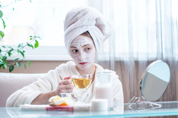 Mooie Gelukkig Jonge Vrouw Met Natuurlijke Cosmetische Masker Haar Gezicht — Stockfoto