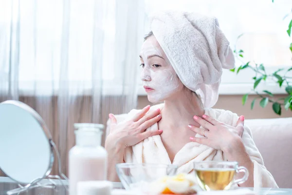 Mooie Gelukkig Jonge Vrouw Met Cosmetische Natuurlijke Masker Haar Gezicht — Stockfoto