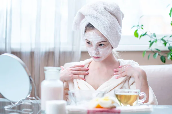 Szép Boldog Fiatal Kozmetikai Természetes Maszk Arcán Nézett Bőre Koncepció — Stock Fotó