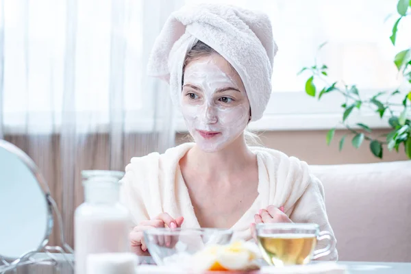 Mooie Gelukkig Jonge Vrouw Met Cosmetische Natuurlijke Masker Haar Gezicht — Stockfoto