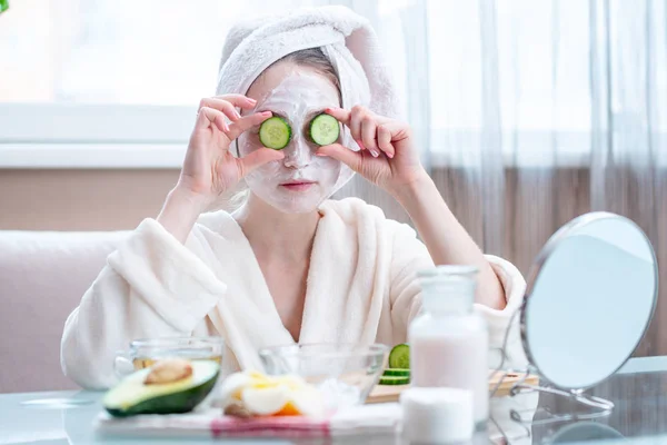 Mooie Gelukkig Jonge Vrouw Met Natuurlijke Cosmetische Masker Komkommer Plakjes — Stockfoto