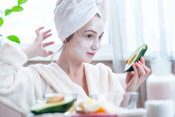 Mooie Gelukkig Jonge Vrouw Met Cosmetische Natuurlijke Avocado Masker Haar — Stockfoto