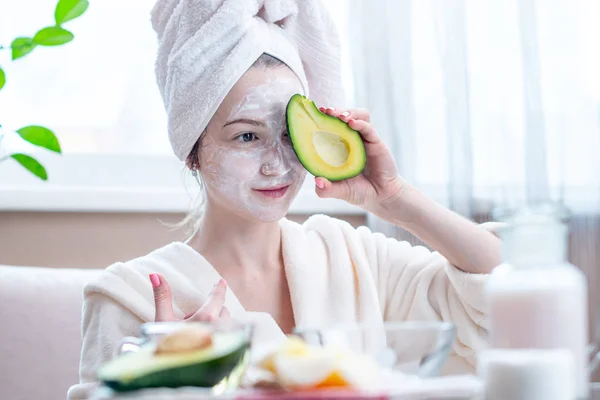 Mooie Gelukkig Jonge Vrouw Met Cosmetische Natuurlijke Avocado Masker Haar — Stockfoto