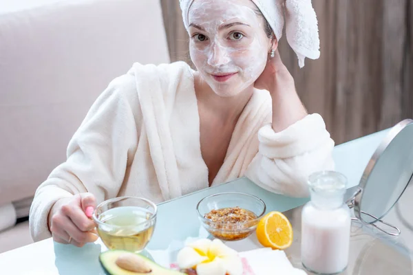 Mooie Gelukkig Jonge Vrouw Met Natuurlijke Cosmetische Masker Haar Gezicht — Stockfoto