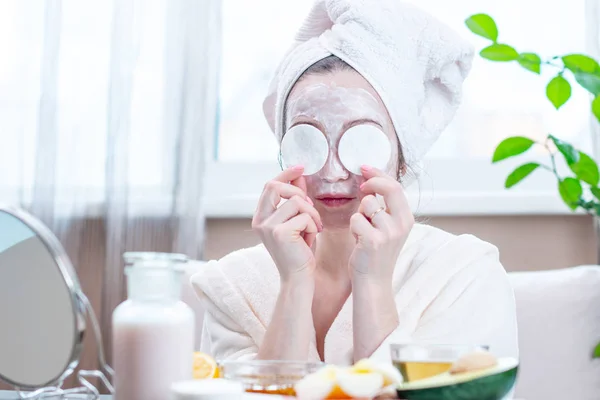 Mooie Gelukkig Jonge Vrouw Met Natuurlijke Cosmetische Masker Haar Gezicht — Stockfoto