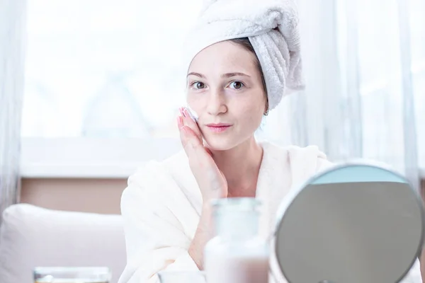 Hermosa Joven Feliz Con Una Toalla Cabeza Aplicando Crema Cosméticos — Foto de Stock