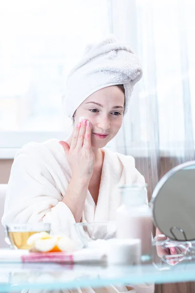 Hermosa Joven Feliz Con Una Toalla Cabeza Aplicando Crema Cosméticos — Foto de Stock