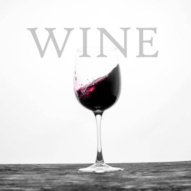 Kırmızı şarap cam su sıçramalarına beyaz zemin üzerinde hareket. Şık tasarım içki kartı ile metin