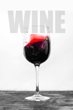 Kırmızı şarap cam su sıçramalarına beyaz zemin üzerinde hareket. Şık tasarım içki kartı ile metin