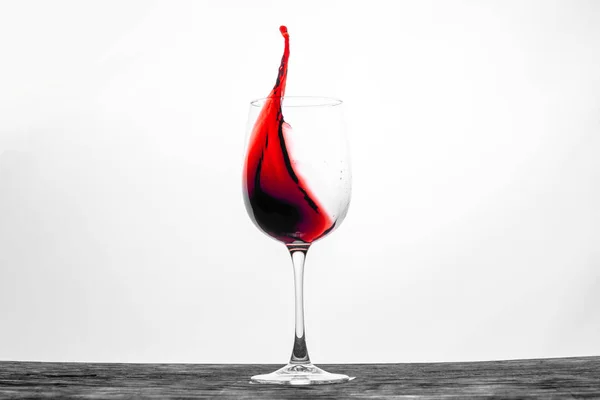 Červené Víno Skle Šplouchání Pohybu Bílém Pozadí Stylový Design Karta — Stock fotografie