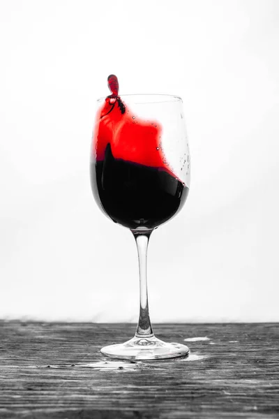 Vino Rosso Nel Bicchiere Schizza Azione Fondo Bianco Elegante Carta — Foto Stock