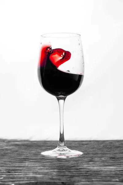 Vino Rosso Nel Bicchiere Schizza Azione Fondo Bianco Elegante Carta — Foto Stock