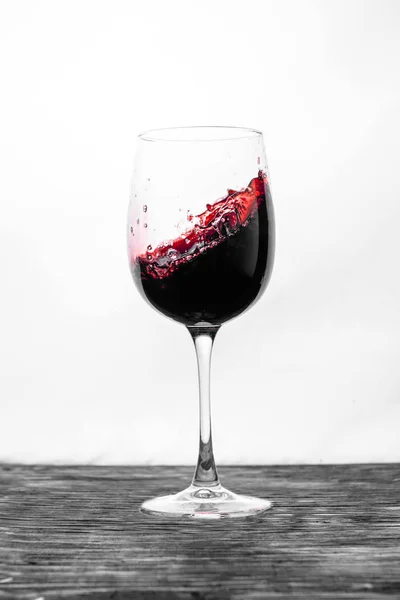 Vin Rouge Dans Verre Éclabousse Action Sur Fond Blanc Carte — Photo