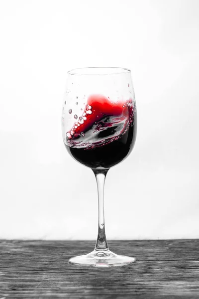 Vinho Tinto Copo Espirra Ação Sobre Fundo Branco Cartão Design — Fotografia de Stock