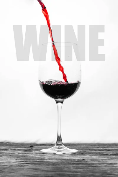 Vino Rosso Nel Bicchiere Schizza Movimento Fondo Bianco Scheda Design — Foto Stock