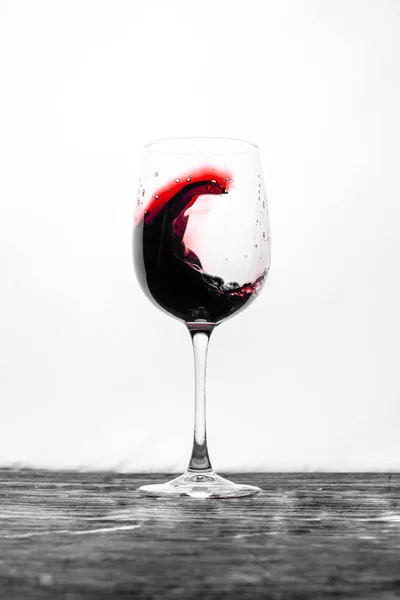 Красное Вино Стакане Брызгает Движении Белом Фоне Стильный Дизайн Напитка — стоковое фото