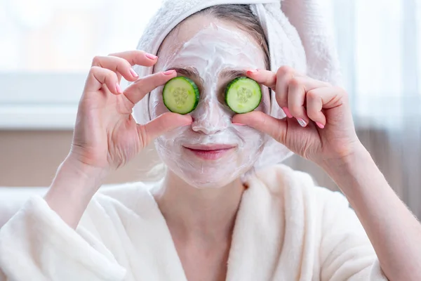 Wanita Muda Cantik Yang Bahagia Dengan Topeng Kosmetik Alami Dan — Stok Foto