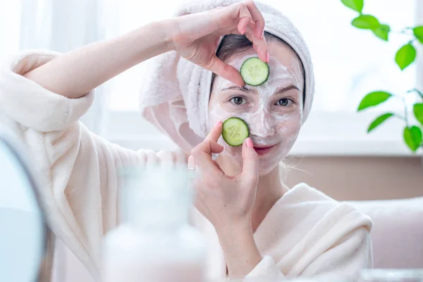 Wanita Muda Cantik Yang Bahagia Dengan Topeng Kosmetik Alami Dan — Stok Foto