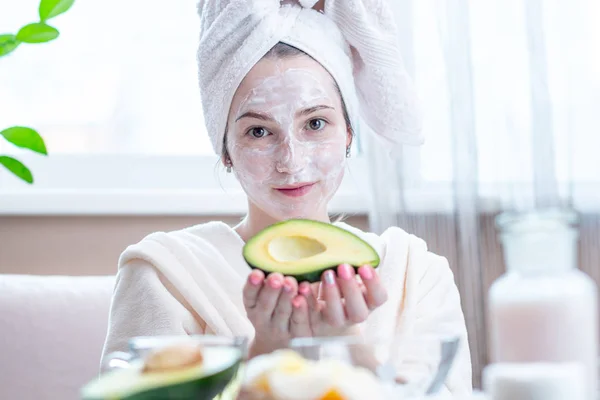 Hermosa Joven Feliz Con Máscara Aguacate Natural Cosmética Cara Concepto — Foto de Stock