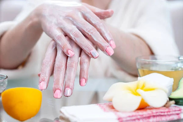 Mujer Que Aplica Crema Sus Manos Hidratando Nutriéndolas Con Cosméticos —  Fotos de Stock