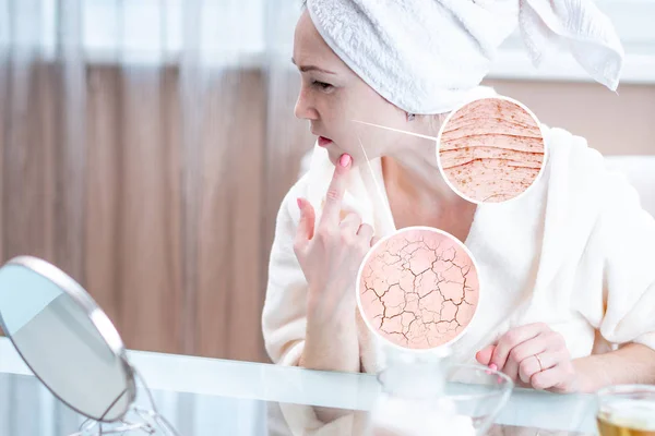 Onun baş Kuru cildi ilk kırışıklık ve çatlaklar ile görünümlü bir havlu ile güzel genç kadın. Daireler bir büyüteç büyüteç gibi cilt artırın