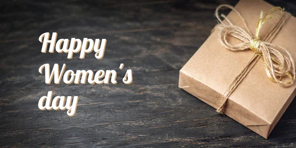 Weihnachtsgeschenkbox Bastelpapier Auf Dunklem Holzhintergrund Verpackt Urlaubskarte Glücklicher Frauentag Mit — Stockfoto