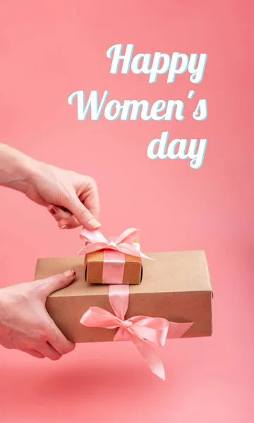 Ręce Trzymając Pudełko Pakowane Papier Pakowy Różowym Tle Koncepcja Holiday — Zdjęcie stockowe