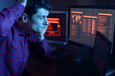 Erkek hacker arka planda kesmek ya da malware hastalık ekranlarının sorun kodları neon ışık hakkında düşünme. Cybersecurity kavramı