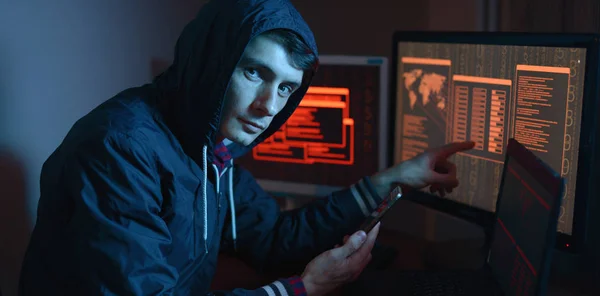 Der Männliche Hacker Der Kapuze Zeigt Mit Dem Finger Auf — Stockfoto