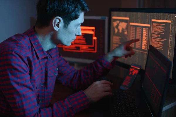 Чоловічий Хакер Капоті Вказує Пальцем Дисплей Вказує Місце Кібератаки Хакерські — стокове фото