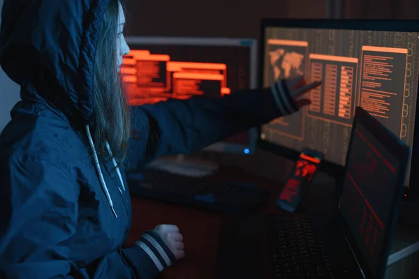 Дівчина Хакер Вказує Пальцем Дисплей Вказуючи Місце Кібератаки Злому Даних — стокове фото