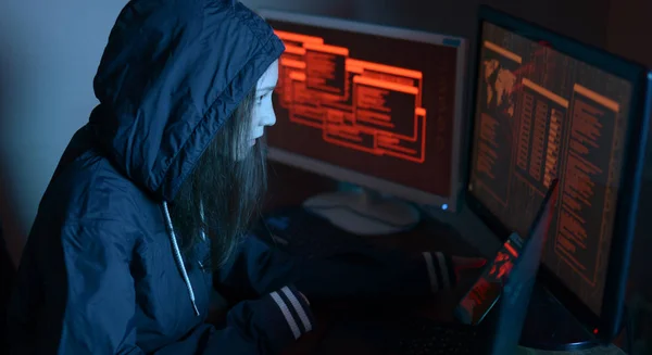 Hacker Lány Ujját Mutatva Kijelző Jelzi Cyberattack Helyét Szaggató Köhögés — Stock Fotó