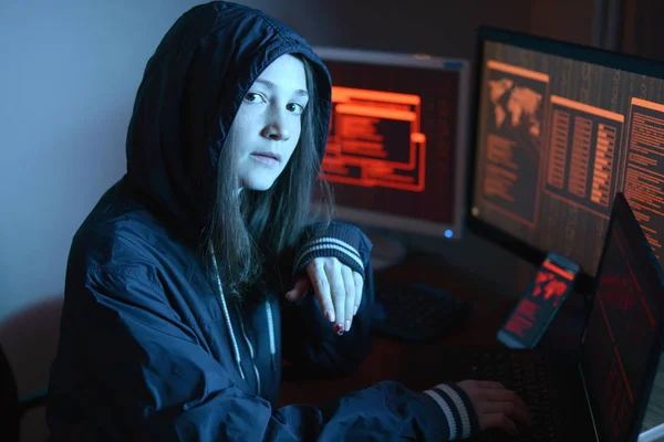 Девушка Капюшоне Смотрит Камеру Хакерские Атаки Онлайн Мошенничество Фоне Экрана — стоковое фото